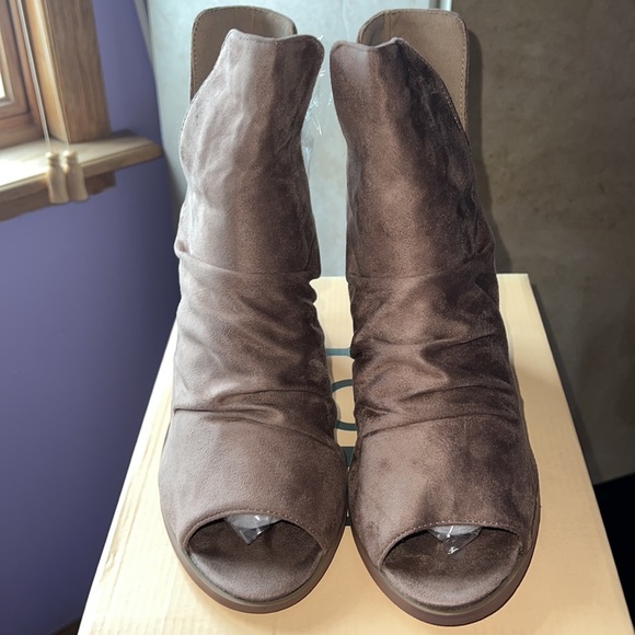 🆕 Taupe Peep Toe Booties - Picture 7 of 9